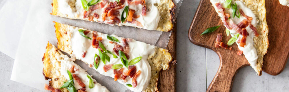 Low Carb Flammkuchen mit Speck und Frühlingszwiebeln Blumenkohlflammkuchen