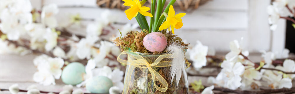 Bunt gefärbte Eier, Blüten und Osternester kannst du auch sehr hübsch in großen Gläsern anrichten und auf dem Tisch verteilen. Ein edler Hingucker für deine Ostertafel. Dekogläser
