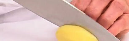 Kartoffeln schälen und schneiden Kartoffeln schälen und schneiden