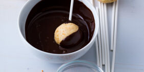 Cake Pops selber machen Tipps schräg in Kuvertüre tauchen Cake Pops selber machen Tipps schräg in Kuvertüre tauchen