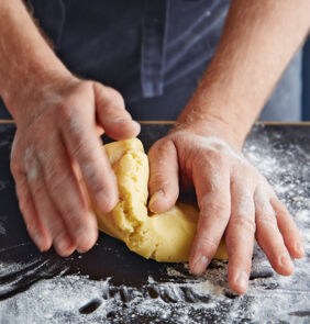 Mürbeteig zubereiten - Step 6: Teig nochmal durchkneten. Mürbeteig kneten