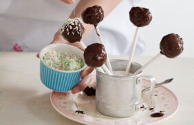 Cake Pops selber machen Tipps aufrecht hinstellen Cake Pops selber machen Tipps aufrecht hinstellen
