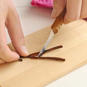 Vanilleschote längs halbieren und das Mark herauskratzen. Rote Grütze Step 2