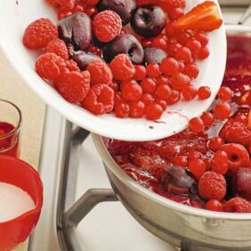 Die Früchte zum Sud geben und kurz heiß werden lassen, höchstens 1-2 Min. mitkochen. Rote Grütze Step 4