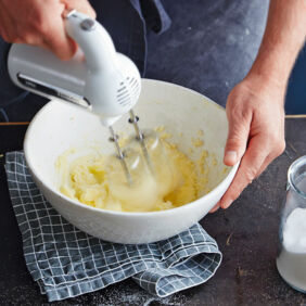Mürbeteig zubereiten Step 1: Butter, Zucker und Salz verquirlen Mürbeteig - Butter und Zucker verquirlen