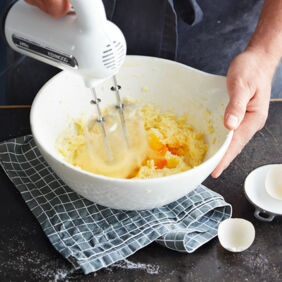 Mürbeteig zubereiten - Step 2: Eier in den Teig rühren. Mürbeteig - Eier in den Teig rühren