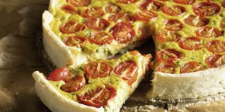 Seidentofu-Guss auf Tomatenquiche Seidentofu-Guss auf Tomatenquiche