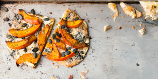 Flammkuchen mit Kürbis und Roquefort Flammkuchen mit Kürbis und Roquefort