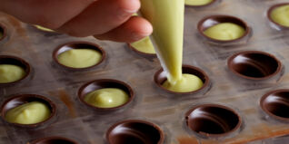 Gefüllte Pralinen selber machen Hohlkörper füllen und verschließen Schritt 1 Gefüllte Pralinen selber machen Hohlkörper füllen und verschließen Schritt 1
