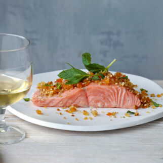 Lachsfilet sous-vide mit Sesam-Aprikosen-Sofrito Lachsfilet sous-vide mit Sesam-Aprikosen-Sofrito
