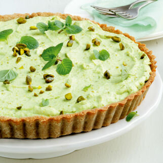 Buchweizentarte mit Erbsen-Pistazien-Creme Buchweizentarte mit Erbsen-Pistazien-Creme