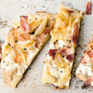 Tarte flambée aux oignons et lardons - Flammkuchen mit Zwiebeln und Speck Tarte flambée aux oignons et lardons - Flammkuchen mit Zwiebeln und Speck
