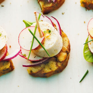 Brezenknödel mit Weißwurst und Radieschen Brezenknödel mit Weißwurst und Radieschen