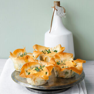 Filo-Törtchen mit Zucchini-Walnuss-Füllung und Fetacreme Filo-Törtchen mit Zucchini-Walnuss-Füllung und Fetacreme
