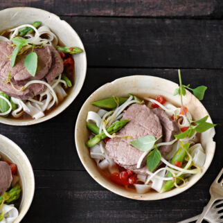 Pochiertes Rinderfilet mit Reisbandnudeln und grünem Spargel Pochiertes Rinderfilet mit Reisbandnudeln und grünem Spargel