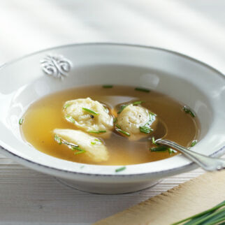 Klare Gemüsebrühe mit Butterklößchen Klare Gemüsebrühe mit Butterklößchen