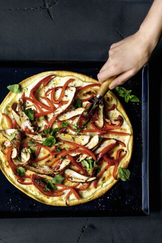 Paprika-Flammkuchen mit mariniertem Hähnchen Paprika-Flammkuchen mit mariniertem Hähnchen