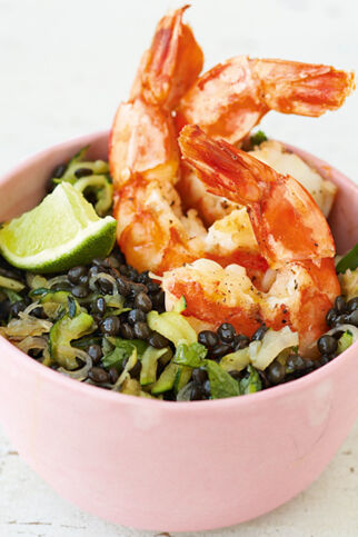 Riesengarnelen auf Belugalinsen Riesengarnelen auf Belugalinsen