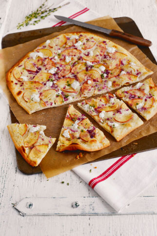 FLAMMKUCHEN MIT ZIEGENKÄSE UND BIRNE FLAMMKUCHEN MIT ZIEGENKÄSE UND BIRNE