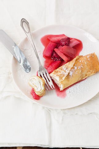 Schmandpfannkuchen mit Rhabarber Schmandpfannkuchen mit Rhabarber