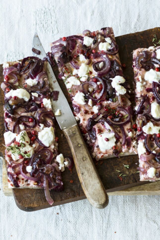 Flammkuchen mit roten Zwiebeln Flammkuchen mit roten Zwiebeln