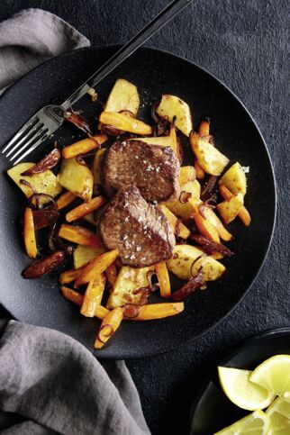 Rindersteaks auf Ofenmöhren mit Datteln Rindersteaks auf Ofenmöhren mit Datteln