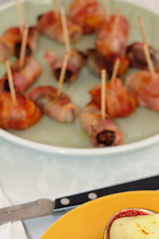 Datteln und Aprikosen im Speckmantel Datteln und Aprikosen im Speckmantel