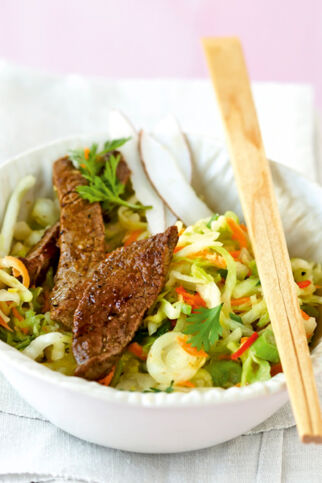 Asia-Krautsalat mit Steakstreifen Asia-Krautsalat mit Steakstreifen