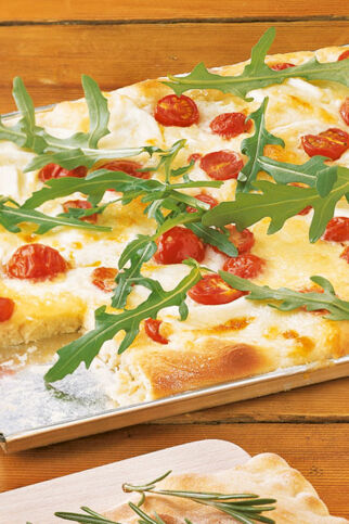 Pizza mit Rucola, Tomaten und Mozzarella Pizza mit Rucola, Tomaten und Mozzarella