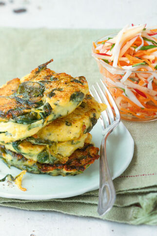 Blattspinat-Quark-Plätzchen mit Rohkost Blattspinat-Quark-Plätzchen mit Rohkost