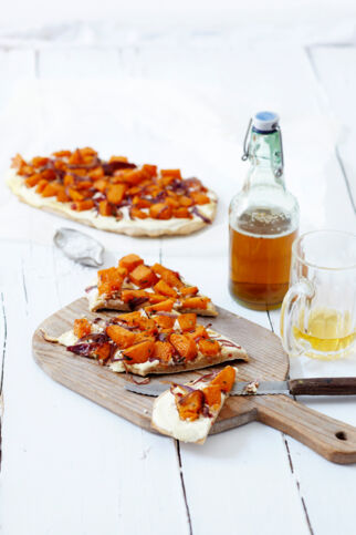 Flammkuchen mit Kürbis und Ziegenkäse Flammkuchen mit Kürbis und Ziegenkäse