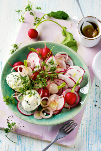 Rettich-Radieschen-Teller mit Ricotta-Klößchen Rettich-Radieschen-Teller mit Ricotta-Klößchen