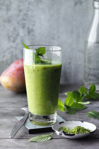 Yoga am Morgen mit Cashew, Maca, Matcha und Minze Yoga am Morgen mit Cashew, Maca, Matcha und Minze