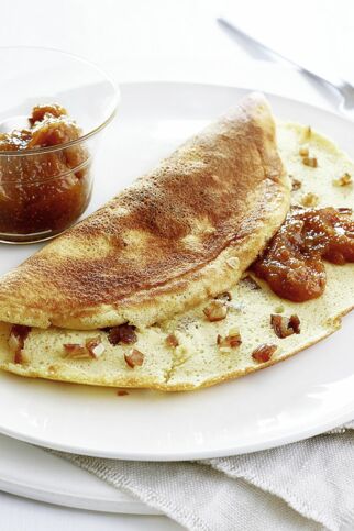 Luftiges Omelett mit Datteln und Feigenhonig Luftiges Omelett mit Datteln und Feigenhonig