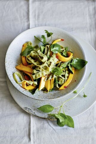 Edamame-Nudeln mit Kräutern, Mango und Chili Edamame-Nudeln mit Kräutern, Mango und Chili