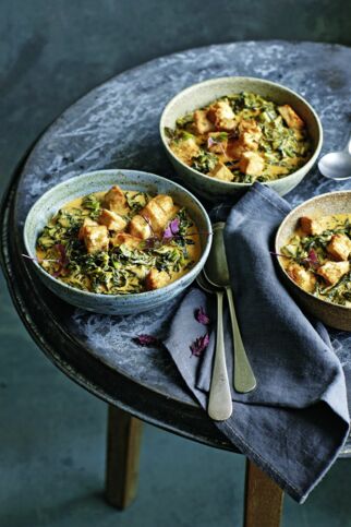 Rotes Schwarzkohlcurry mit frittiertem Tofu Rotes Schwarzkohlcurry mit frittiertem Tofu