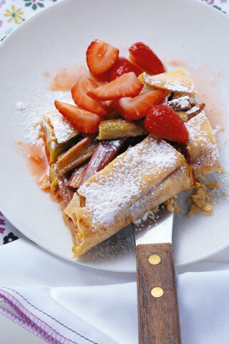 Rhabarberstrudel mit marinierten Erdbeeren Rhabarberstrudel mit marinierten Erdbeeren