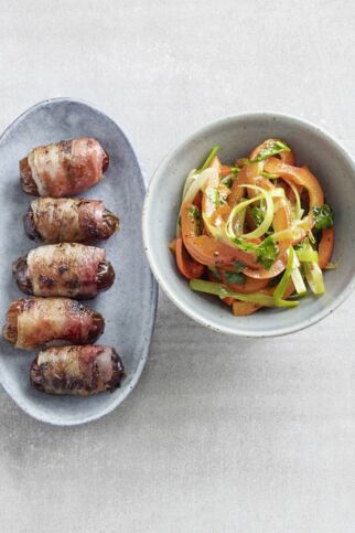 Speckdatteln mit Paprikasalat Speckdatteln mit Paprikasalat