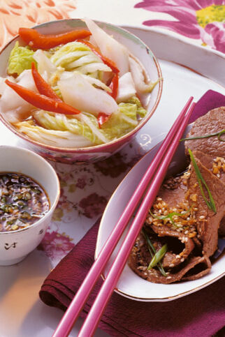 Bulgogi mit Kimchi und Dip Bulgogi mit Kimchi und Dip