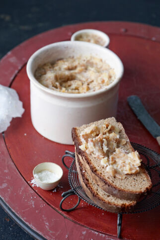 Apfel-Griebenschmalz mit Kräutern und Zwiebeln Apfel-Griebenschmalz mit Kräutern und Zwiebeln