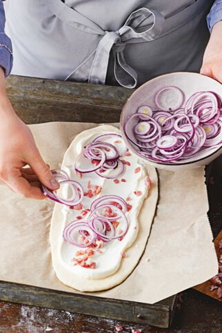 Flammkuchen mit Zwiebel belegen. Flammkuchen belegen