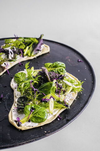 Flammkuchen-mit-Wildkraeutern Flammkuchen-mit-Wildkraeutern