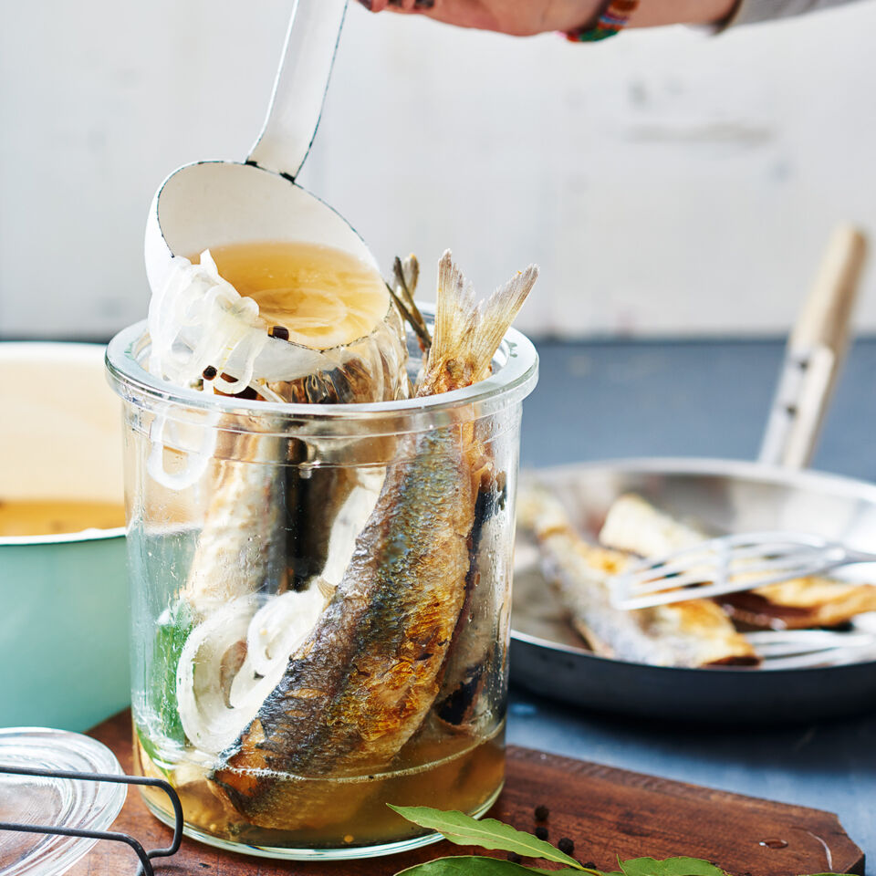 Eingelegte Bratheringe mit weißem Balsamessig Rezept | Küchengötter