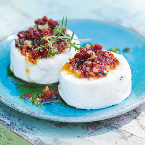 Kleine Ziegenkäse mit Tomaten-Bohnenkraut-Haube Rezept | Küchengötter