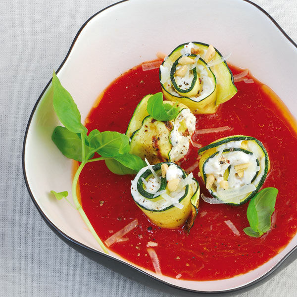 Zucchiniröllchen auf Tomatenspiegel Rezept | Küchengötter