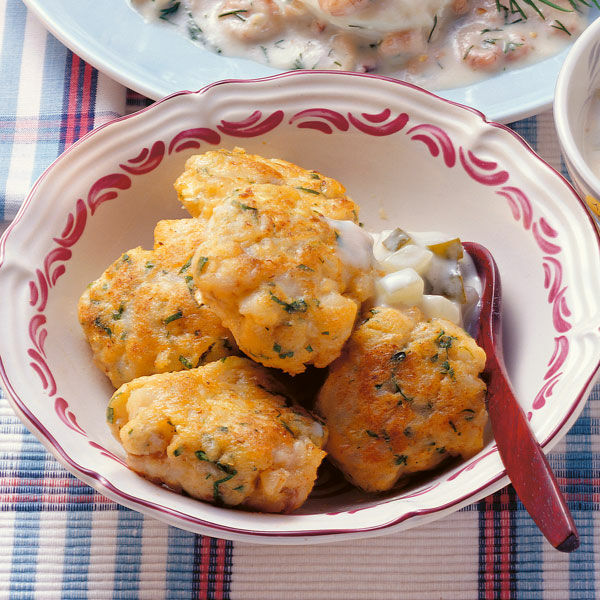 Fischfrikadellen mit Gurkensauce Rezept | Küchengötter