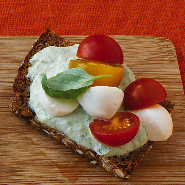 Tomatenbrot mit Basilikumcreme Rezept | Küchengötter