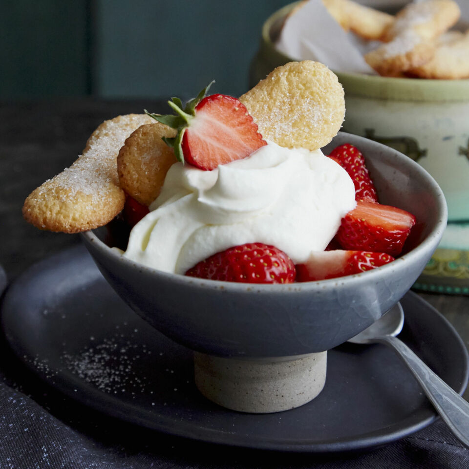 Löffelbiskuits mit Erdbeeren Rezept | Küchengötter