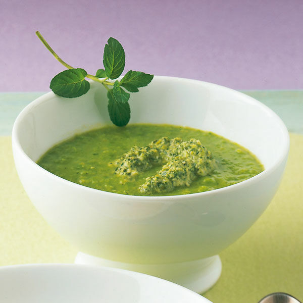 Erbsencremesuppe mit Minz-Pesto Rezept | Küchengötter