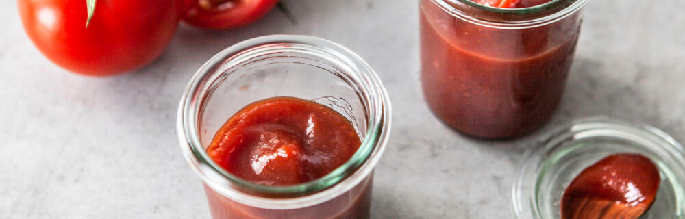 Gläschen mit zuckerfreiem Ketchup Zuckerfreier Ketchup